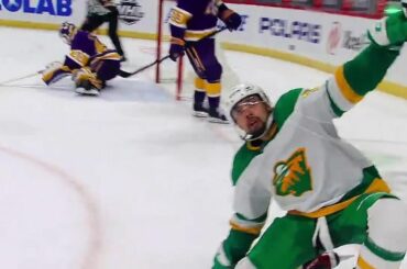 De Regina à St. Paul, @matt.dumba a embrassé chaque étape du voyage.  C...