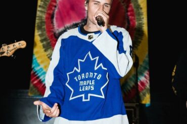 Justin Bieber reste dans un maillot @mapleleafs.  ( @justinbieber)...