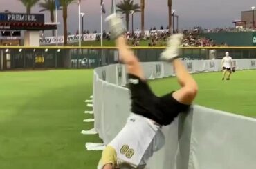 SHEEEEEESH Le softball caritatif @nateschmidt88 est à un autre niveau... (: @vegasgo...