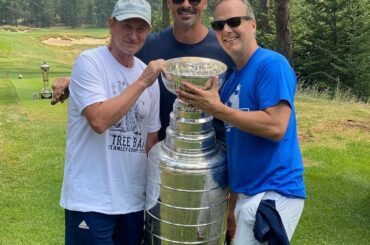 La #StanleyCup est le moyen idéal pour compléter un groupe de golf, il suffit de demander à Wayne Gre...
