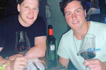 Nathan Mackinnon et @tysonbarrie4, sommeliers en formation.  ( @mackinnon29)...