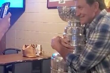 Wayne Gretzky serrant la #StanleyCup dans ses bras est trop pur.  ( @keeperofthecup)...