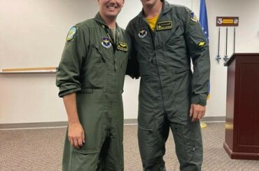 Hier, @scottmayfield2 a pris son envol dans un F-16 Viper avec son frère, C...