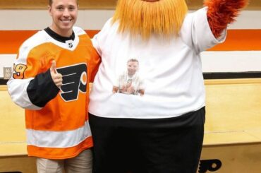 Rejoindre les @philadelphiaflyers n'est pas officiel tant que vous n'avez pas rencontré @grittynhl, juste un...