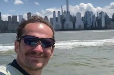 Patrik Elias, double champion de la Coupe Stanley, dévalant New York en jetski, c'est sa...