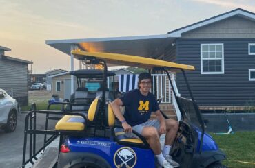 Le choix numéro un au repêchage @owenpower_ s'arrêtant dans la voiturette de golf @buffalosabres est ...