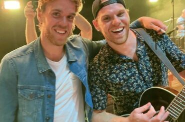 Connor & Cam McDavid avec une apparition spéciale sur scène lors de @brettkisse...