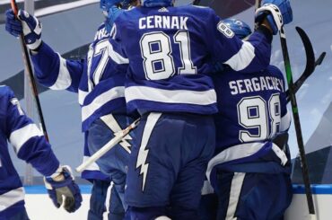 CINQ TEMPS SUPPLÉMENTAIRES En ce jour de l'année dernière, le peigne @tblightning et @bluejacketsnhl...