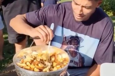 La petite poutine n'a jamais fait de mal, hein Mathieu Joseph ?  ( @mathyjoz21)...