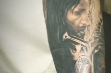 On pourrait dire que le tatouage inspiré du Seigneur des Anneaux de @jakub_lauko est... précieux.  ...