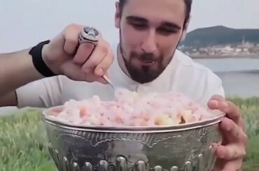 Poutine aux crevettes ?!  Cédric Paquette (@paquette18) avec un festin.  ( @tblightning)...