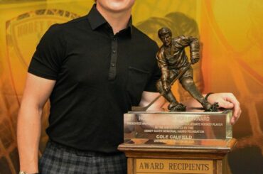 @hobeybakeraward, rencontrez Cole Caufield.  ( @colecaufield)...