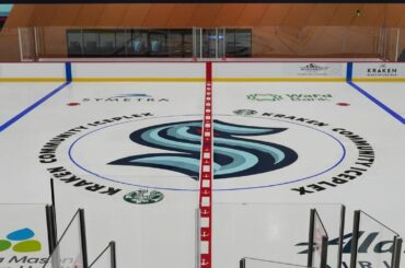 La patinoire d'entraînement officielle du @seattlekraken est terminée !  ( @krakeniceplex...