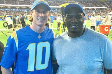 @joshmanson42 et @donovanwcarter sont prêts pour un peu de football.  ( @anaheimducks...