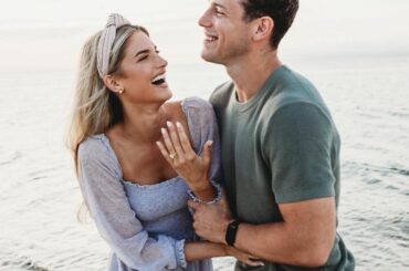 Félicitations à Charlie Coyle et sa fiancée, Danielle, pour leurs fiançailles !  ( @cha...