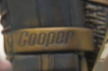 Manon Rhéaume, qui a été la première femme à jouer dans la LNH, a été honorée d'un st...