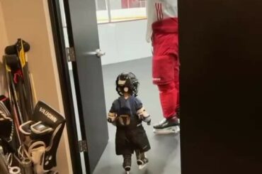 Le premier skate du fils de Jordan Staal est probablement la chose la plus mignonne que vous verrez...