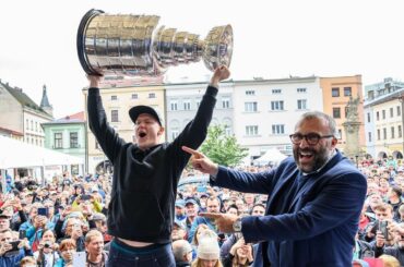 C'était une maison COMPLÈTE pour la journée d'Ondrej Palat (@pally_18) avec la Coupe.  ( @tbli...