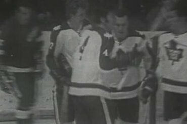 Joyeux anniversaire au seul et unique Darryl Sittler !  Jetons-le à la f...