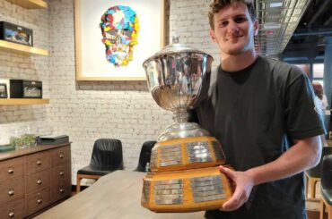 Quelle sensation!  Adam Fox (@foxyclean) a été surpris par son trophée Norris sur ...