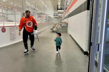 Le grand jour de Gavin Giroux à la patinoire.  ( @ryannegiroux)...
