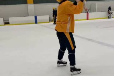 Le premier skate de Jaymesy Duchene avec papa !  ( @matt9duchene)...