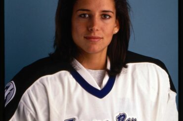 Il y a 29 ans aujourd'hui, @manonrheaume33 jouait le gardien du @tblightning dans un pres...