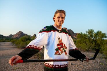 Kachina te va bien, @jakobchychrun !  ( @arizonacoyotes)...