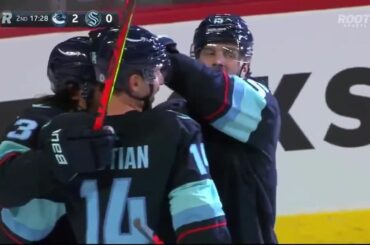 Grand moment pour le @seattlekraken !  Riley Sheahan (@rsheahan15) a décroché les premiers...