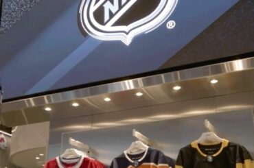 Identifiez un ami qui a besoin de visiter le nouveau magasin phare @officialnhlshop x @fanatics...