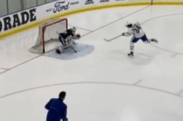 @austonmatthews, première équipe à mains nues.  ( @shawnmckenzie89)...