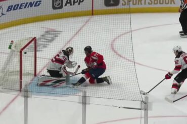 Viens chercher le laissez-passer.  Reste pour le but....