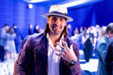 Dos à dos à dos, @pattymaroon.  (: @tblightning)...