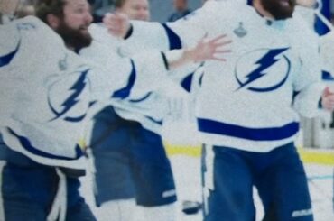 Une autre année.  Une autre bannière #StanleyCup pour démarrer la saison pour le @tblightnin...