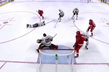 Le choix de première ronde du #NHLDraft 2020 @lucasraymonds atteint le sommet!  ...