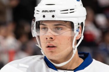 12 octobre 2016 @austonmatthews a fait cela lors de ses débuts dans la LNH #NHLFaceOff @cana...