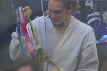Penny Oleksiak (@typicalpen) démêler ses médailles est un flex si discret.  #NHLF...