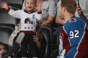 Lil' Landeskog est prêt pour le hockey !  #NHLFaceOff ( @coloradoavalanche, @landes...