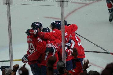 La rondelle est au sol et les @capitales sont sur le plateau !  #NHLFaceOff : @nhlontnt #...