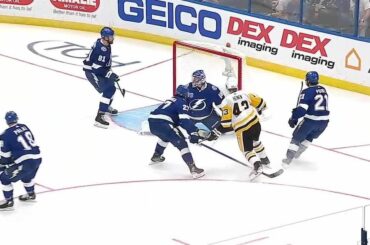 Danton Heinen marque le premier but de la saison 2021-22 !  #NHLFaceOff : @e...