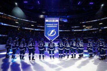 2020 : 2021 : Juste une cérémonie d'ouverture typique pour le @TBLightning !  #NHLF...