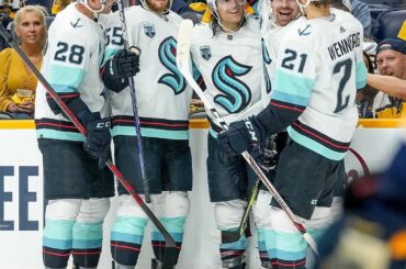 PREMIÈRE VICTOIRE DANS L'HISTOIRE DE LA FRANCHISE POUR LE @seattlekraken #NHLFaceOff...