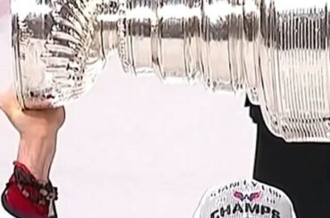 Vous êtes vraiment unique, @aleksandrovechkinofficial.  #NHLFaceOff ( @sportsn...