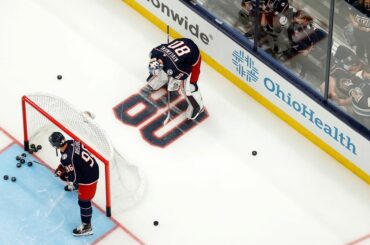 Elvis Merzlikins s'échauffant en portant le numéro 80 de Matiss Kivlenieks. ...