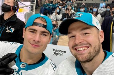 Mais d'abord, prenons quelques selfies... #NHLFaceOff ( @sanjosesharks)...