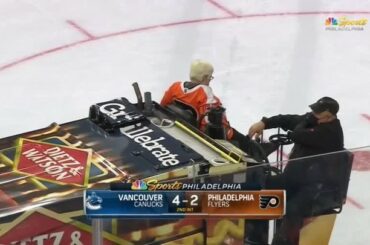 Grandma Atkinson sur une Zamboni est le contenu dont nous avons toujours eu besoin.  #NHLFaceOff...
