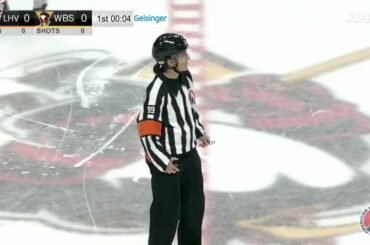 L'histoire a été faite.  Katie Guay est devenue la première femme arbitre de l'AH...