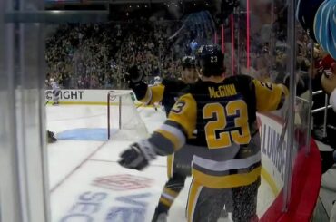 Sûr de dire que les @pingouins BUZZENT dans le premier.  #NHLFaceOff...