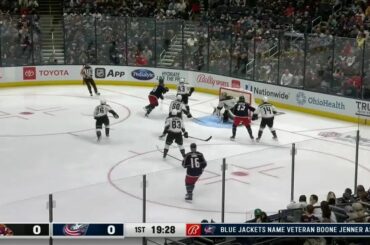 Le jeu de déviation est fort avec @alexandretexier.  #NHLFaceOff...