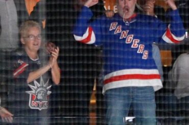 La famille d'Alexis Lafrenière (@alexlaff11) a pu le voir jouer dans la LNH pour le...